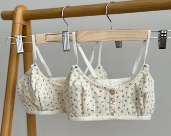 Bralette i ekologisk bomull: Blommigt tryck, knappdetaljer, naturliga underkläder