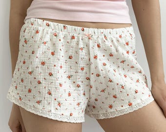 Gebloemde katoenen mousseline damespyjamashort: luchtige slaap- en loungeboxershorts met dubbel gaas en kant
