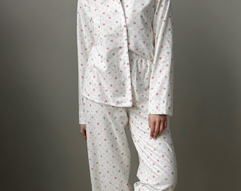 Conjunto de pijama de franela floral: ropa cómoda de manga larga para estar en casa para mujer.