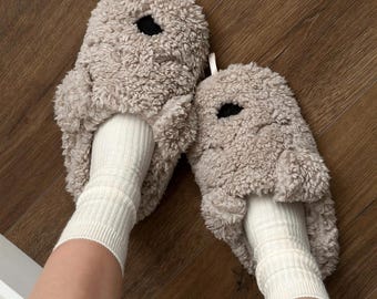 Pantuflas de animales peludos: cómodas zapatillas de casa para regalar a tu mujer.