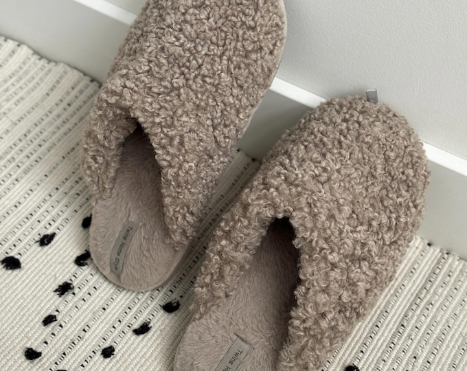 Cozy Curly Fur House Slippers for Women – Warm Backless Indoor Bedroom Shoes