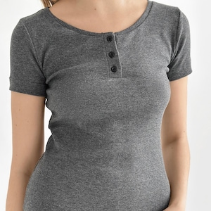 Kurzarm-Top aus Baumwollmischgewebe mit Rippstrick: Weiches Nachthemd im Henley-Stil für Damen