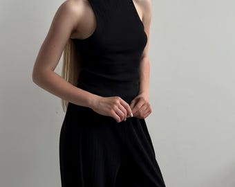 Damespyjamaset bestaande uit een geribbelde katoenen tanktop met hoge hals en een bijpassende broek.
