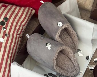 Pantuflas de felpa para casa: Zapatos cálidos para estar en casa para mujer. Ropa cómoda para el hogar.