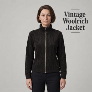 Puede incluir: Una chaqueta de punto acanalado en color gris carbón oscuro con cuello alto y una cremallera metálica plateada de longitud completa. El texto "Vintage Woolrich Jacket" está impreso en negro en el lado derecho de la prenda.