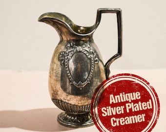 Pot à crème en métal argenté antique | Pichet à lait édouardien Monogram Shield, pichet patiné foncé