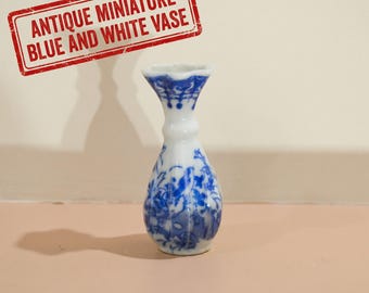 Vase bleu blanc miniature antique | Poterie florale d'oiseau en porcelaine de Chine cannelée