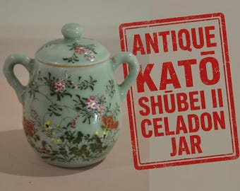 韓国の青磁蓋付き壺：職人による二重壁透かし彫りの菊模様 - Etsy 日本