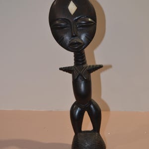 Boneca de fertilidade Ashanti esculpida à mão – Arte tribal de Gana (26 cm)