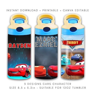 K&ouml;nnte beinhalten: Drei Wasserflaschen mit Cars-Charakter-Designs. Jede Flasche hat einen blauen Deckel und einen hellgelben Deckel. Die Designs zeigen die Namen "Rayden", "Marc Ezriel" und "Thirdy" mit Bildern der Cars-Charaktere. Die Flaschen sind 21,6 x 13,2 cm gro&szlig;.