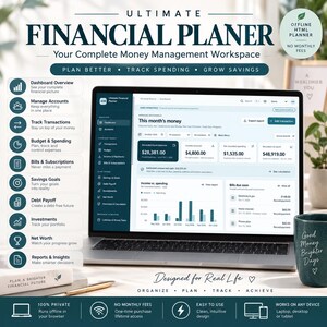 以下が含まれることがあります： Ultimate Financial Planerのダッシュボードを表示するノートパソコン。概要、アカウント、取引、予算、請求書、貯蓄、負債、投資、純資産、レポートのセクションがあり、画面には財務データ、グラフ、テキストが表示されています。