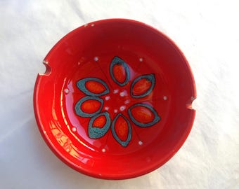 Cenicero BERTONCELLI, Cenicero Vintage Rojo Llama, Estilo Bertoncelli, Cerámica Italiana Años 60 - Diseño Pop, Elegancia Made in Italy