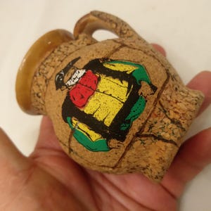 Ánfora SARDA de cerámica y corcho, vintage, hecha a mano en Italia, Jarrón artístico sardo, Arte sardo, Ánfora vintage de cerámica sarda imagen 6