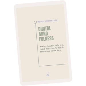 Könnte beinhalten: Eine rechteckige Karte mit abgerundeten Ecken, die den Text "DIGITAL MIND FULNESS" in Grün und Weiß zeigt. Die Karte enthält auch den Text "INES ALIA CHRISTINA BALLALI" und deutschen Text. Der Hintergrund ist hellbeige.