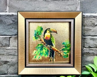 Piccolo dipinto originale, dipinto di un tucano su foglia d'oro, mini opera d'arte in miniatura originale, dipinto ad olio con cornice, piccolo oggetto decorativo per la casa.