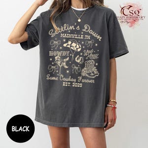 Maglietta "Saddlin' Up Bachelorette", maglietta "Nashville Cowgirl Bride", maglietta per festa di nozze in stile western, Same Cowboy Forever, regalo fondato nel 2025