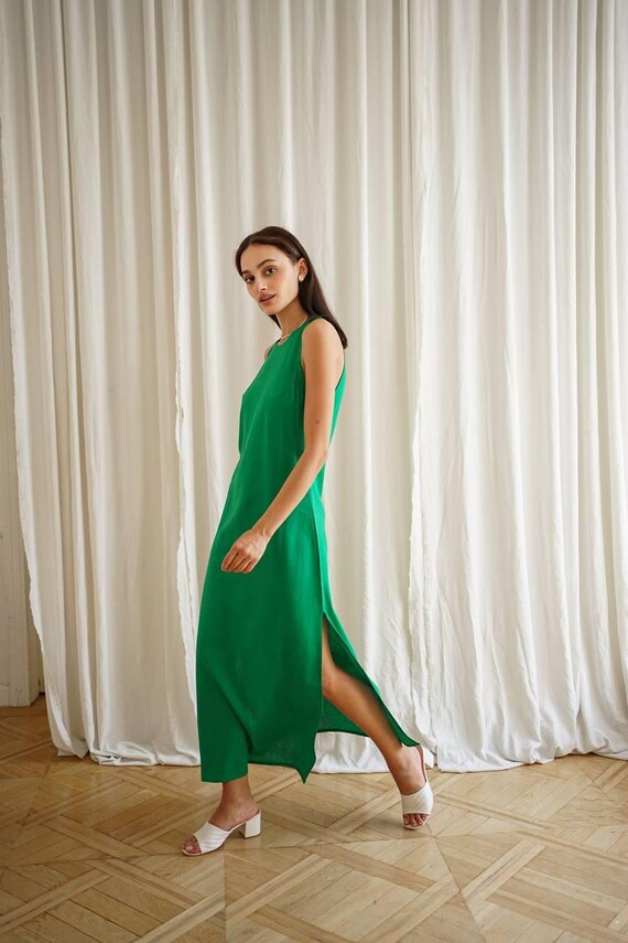 Minimalistische linnen jurk tot op de grond, lange mouwloze