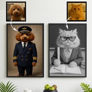 Könnte beinhalten: Zwei gerahmte Porträts von Haustieren, die in Kostüme gekleidet sind. Ein brauner Pudel, der eine blaue Pilotenuniform trägt, und eine weiße Katze, die einen grauen Anzug und eine Brille trägt.