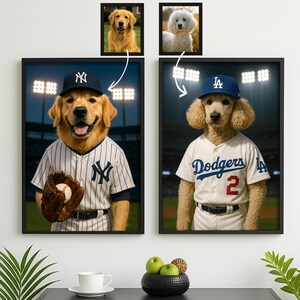 Op de afbeelding: Twee ingelijste foto's van honden in honkbaluniformen. De hond links draagt een New York Yankees-uniform en houdt een honkbal vast. De hond rechts draagt een Los Angeles Dodgers-uniform.