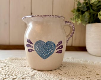 Jarra de crema de gres con diseño de corazón azul vintage - Jarra pintada a mano estilo casa de campo