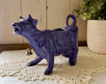 Ceramiczny dzbanek do mleka krowiego w kolorze kobaltowo-niebieskim i fioletowym | Mały dzbanek do kuchni w stylu rustykalnym z dzwonkiem