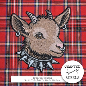 Op de afbeelding: Een opstrijkbare patch met een bruine geitenkop met een zwarte kraag met studs en zilveren oorringen. De patch is geborduurd op een rode geruite achtergrond en meet 19,5 x 19,5 cm.