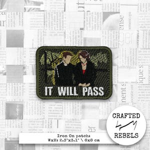 Może przedstawiać: Oliwkowozielona, prostokątna naszywka do naprasowywania z białym napisem "IT WILL PASS". Naszywka przedstawia dwie sylwetki. Wymiary: 6x8 cm (2,3" x 3,1").