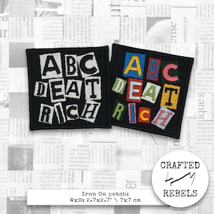 Puede incluir: Dos parches cuadrados negros para planchar. Un parche tiene las palabras "ABC DEAT RICH" en letras blancas. El otro parche tiene las palabras "ABC DEAT RICH" en letras bordadas de colores. Los parches miden 7 x 7 cm.