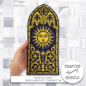 Stryk-på broderad lapp: gotisk fönsterdesign med sol, barocka rullar, 25 cm dekor