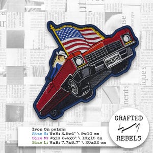 Könnte beinhalten: Gestickter Aufnäher mit einem roten Auto und einer amerikanischen Flagge. Das Auto hat das Wort "BNCNTRY" auf dem Nummernschild. Der Aufnäher ist blau umrandet. Größen: 9x10 cm, 16x15 cm, 20x22 cm.