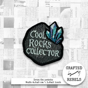 Può includere: Toppa ricamata nera con la scritta "Cool Rocks Collector" e un disegno di cristalli blu e verde acqua. La toppa misura 4,5 x 5 cm.