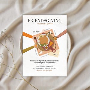Puede incluir: Una tarjeta de invitación de Friendsgiving con una ilustración central de un pavo asado en una bandeja rodeado por cuatro brazos. El texto incluye Friendsgiving, 27 Nov, 2027 y detalles del evento como hora, dirección y número de teléfono.