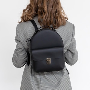 Petit sac à dos de voyage en ville, sac à dos en cuir pour femme, sac à dos personnalisé, cadeau de remise des diplômes, sac à dos minimaliste noir, cadeau pour elle
