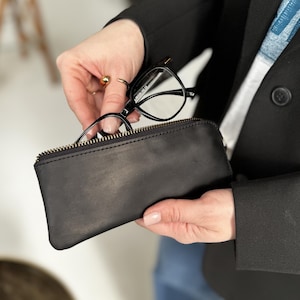 Black leather eyeglasses holder, zipper sunglasses sleeve, reading glasses case, gift for friend, leather goods, gift for dad, glasses pouch