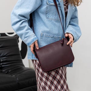 Sac à main bordeaux pour femme, sac à bandoulière en cuir, sac personnalisé fait main, cadeau petite amie, petit sac quotidien, cadeau d'anniversaire pour elle