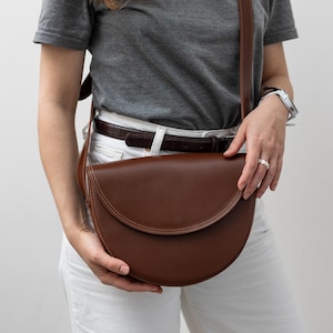 Stilvolle Leder Halbmond Tasche, Frauen Crossbody Geldbörse, minimalistische Halbmond Tasche, alltägliche Schulter Geldbörse, Geschenk für Frau, personalisierte Tasche