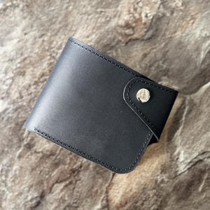 ブラックレザーミニウォレット、メンズスモール二つ折り財布、パーソナライズクレジットカードウォレット、彼へのギフト、レザーアクセサリー、父の日ギフト