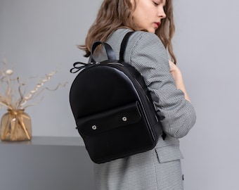Petit sac à dos noir pour femme, sac à dos de ville en cuir, sac à dos minimaliste de tous les jours, sac à dos d'université, cadeau de remise des diplômes, sac à dos personnalisé