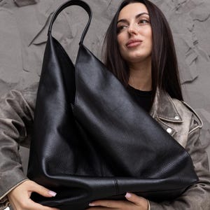 K&ouml;nnte beinhalten: Ein Satz von drei Keramik-Nistt&ouml;pfen in Blau-, Gr&uuml;n- und Wei&szlig;t&ouml;nen. Die Schalen haben eine gesprenkelte Glasur und ein schlichtes, modernes Design. Die gr&ouml;&szlig;te Sch&uuml;ssel hat einen Durchmesser von etwa 15 cm.