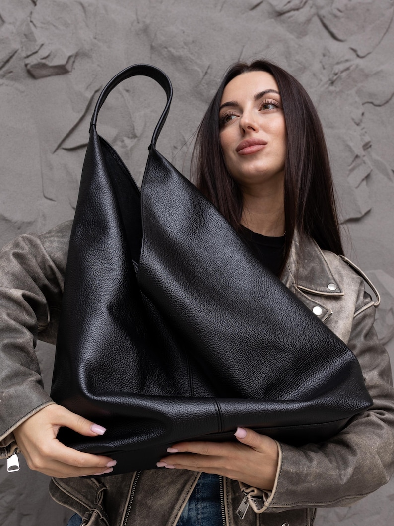 K&ouml;nnte beinhalten: Ein Satz von drei Keramik-Nistt&ouml;pfen in Blau-, Gr&uuml;n- und Wei&szlig;t&ouml;nen. Die Schalen haben eine gesprenkelte Glasur und ein schlichtes, modernes Design. Die gr&ouml;&szlig;te Sch&uuml;ssel hat einen Durchmesser von etwa 15 cm.