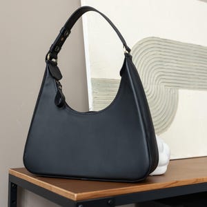 Minimalistische Leder Halbmond Handtasche, Schulter Ledertasche, personalisierte Reißverschlusstasche, kleine Halbmond Tasche, Geburtstagsgeschenk für Sie, Tasche mit Henkel