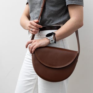 Sac à main en cuir pour femme, sac de tous les jours décontracté, sac à bandoulière personnalisé, cadeau d'anniversaire, sac de ville demi-rond, cadeau pour femme