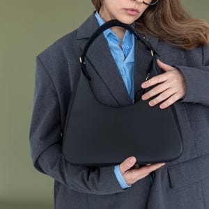 Sac à bandoulière en cuir noir, sac demi-lune, sac à main pour femme, sac à main en cuir noir minimaliste, cadeau pour femme, sac de tous les jours, cadeau de fête des mères