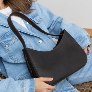 Petit sac à poignée, sac à main en cuir à bandoulière, sac à main minimaliste de tous les jours, sac à main demi-lune de soirée, cadeau pour petite amie, sac personnalisé
