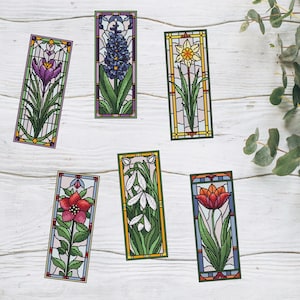 Op de afbeelding: Set van zes rechthoekige bladwijzers in glas-in-loodstijl met verschillende bloemen. De bladwijzers tonen een paarse krokus, een blauwe hyacint, een gele narcis, een rode bloem, witte sneeuwklokjes en een oranje tulp. Gedetailleerde bloemmotieven.