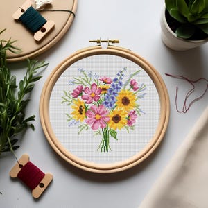 Ramo de flores silvestres de verano: patrón de punto de cruz, diseño de bordado en PDF, flor, patrón de bordado, girasoles, cosmos, delfinios