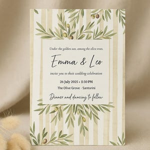 Puede incluir: Invitación de boda con un fondo a rayas beige e ilustraciones de ramas de olivo. El texto dice "Emma & Leo" e invita a los invitados a una celebración el 26 de julio de 2025 en The Olive Grove, Santorini. La invitación incluye la frase "Cena y baile a continuación."