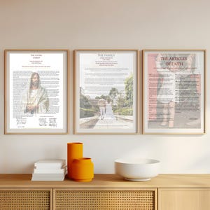 Puede incluir: Tres impresiones enmarcadas en una pared, cada una con un texto religioso diferente. Las impresiones se titulan "El Cristo Viviente: El Testimonio de los Apóstoles", "La Familia: Una Proclamación al Mundo", y "Los Artículos de Fe de La Iglesia de Jesucristo de los Santos de los Últimos Días".