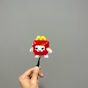 Portachiavi/magnete con perline Perler a forma di gatto Meme – Divertente ciondolo pixel fatto a mano / Gatto McDonald Kawaii