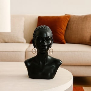 Büste einer afrikanischen Frau mit goldenen Ohrringen – Skulptur aus schwarzem Kunstharz, afrozentrische Kunst, afrikanisch inspirierte Figur für Wohndekoration, Geschenk